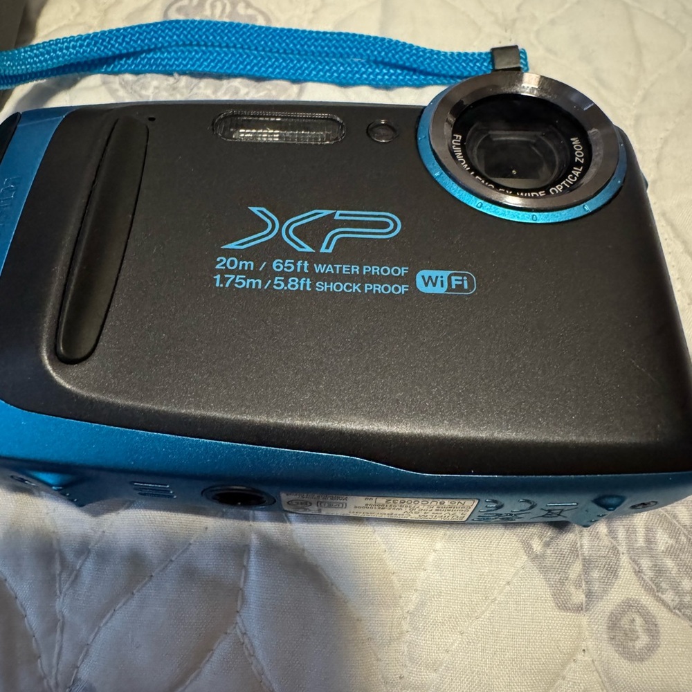 Fujifilm Waterproof 16MP 8x optical zoom with extra battery and wall charger - Picture 2 of 7